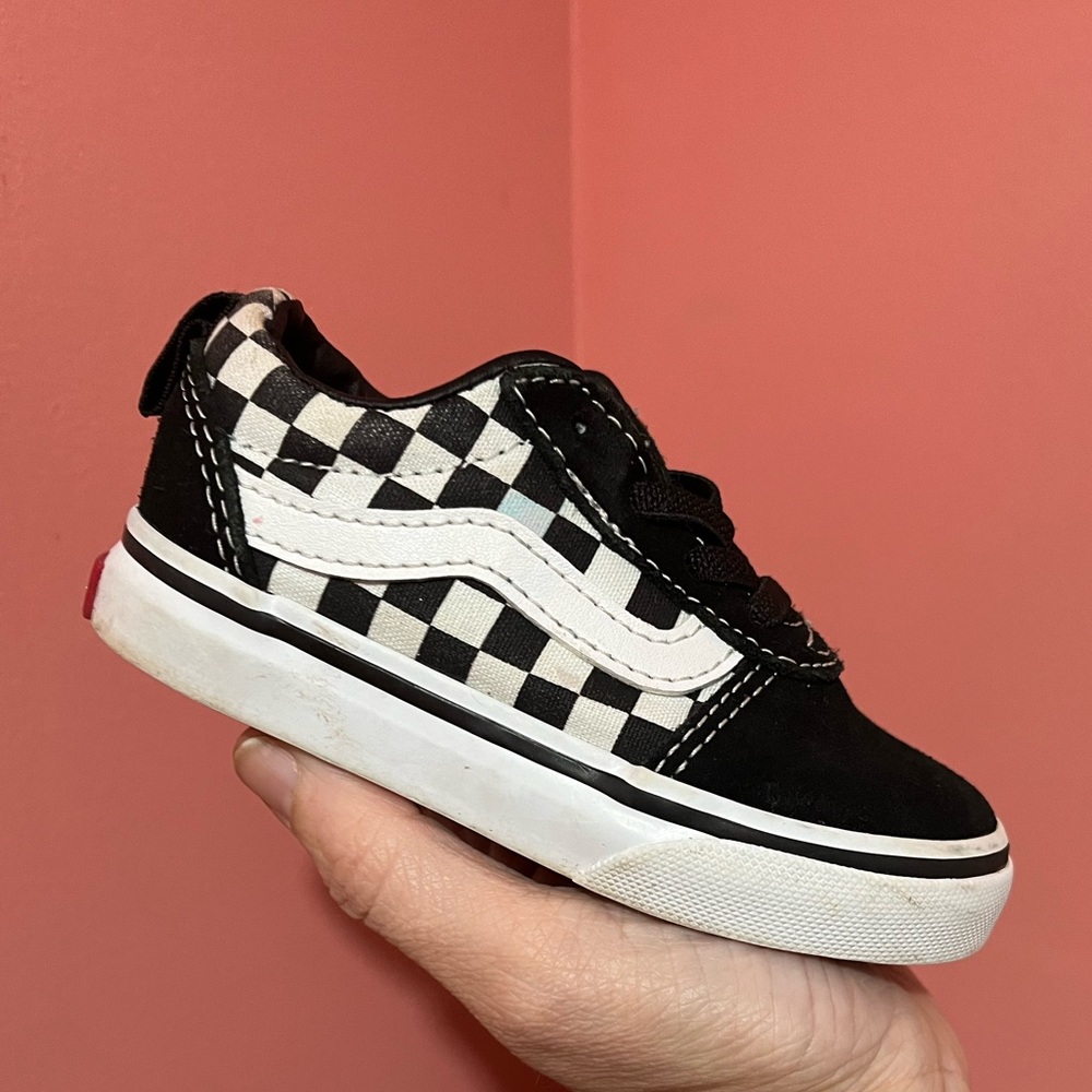 Toddler Unisex Black Checkered Vans size 6